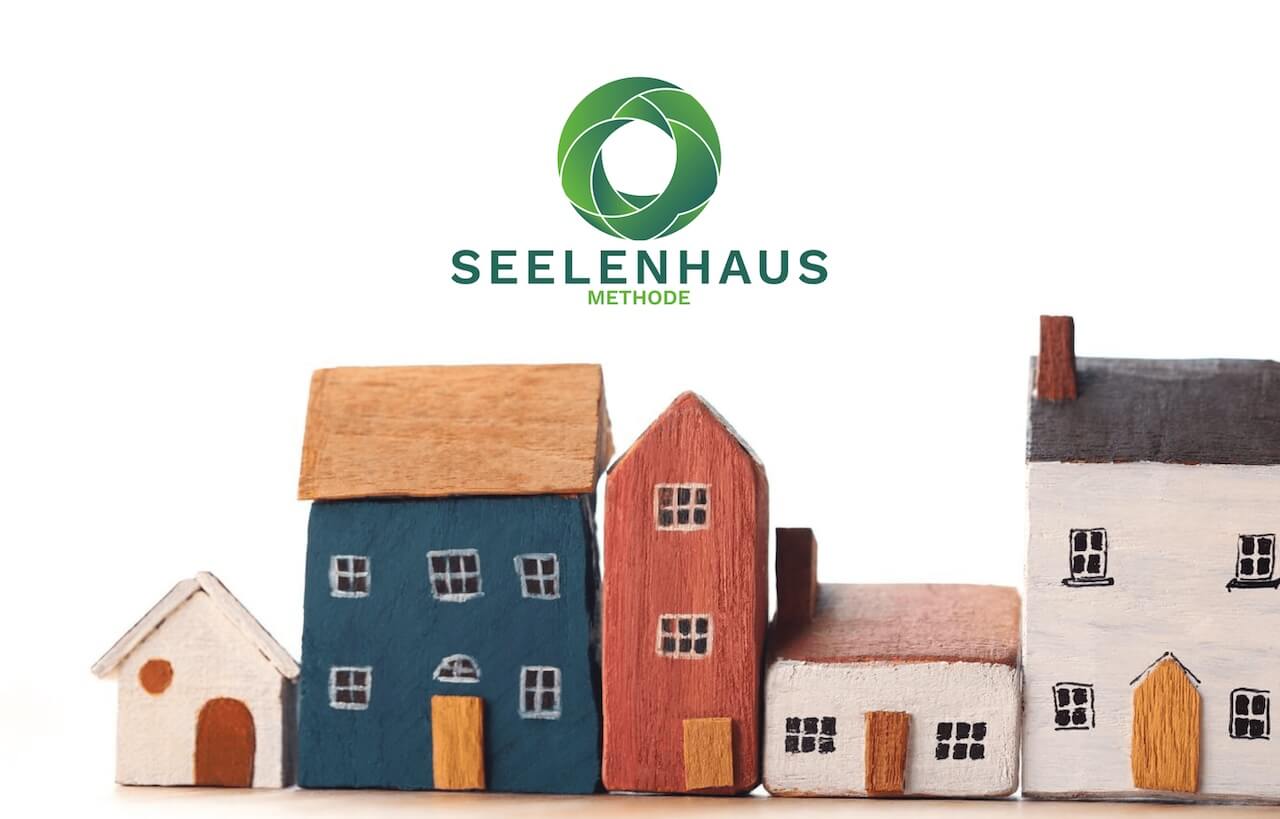 Seelenhaus Logo oberhalb einer Reihe an verschiedenen Häusern